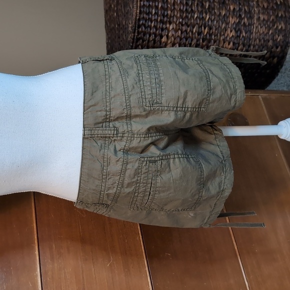 Old Navy Army GREEN Khaki Shorts Sits below Waist SZ8 - Picture 7 of 11